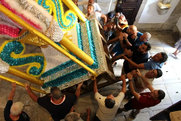 Homens viram o andor da Senhora da Pena